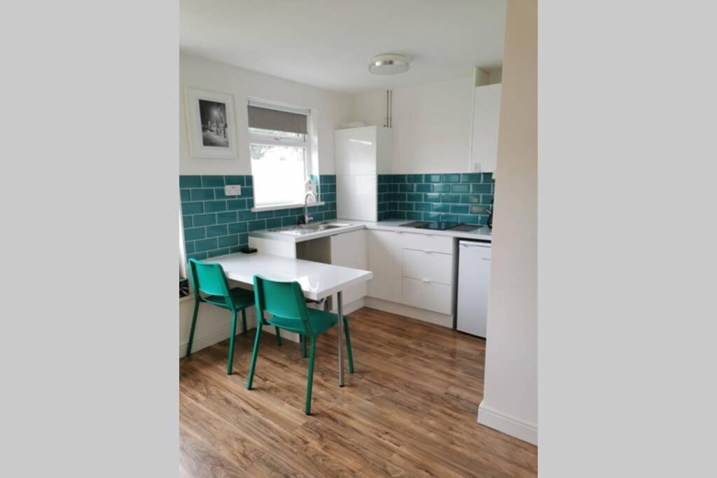 Stylish Studio Bungalow, Close To Cardiff Centre Exterior photo