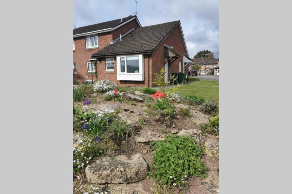 Stylish Studio Bungalow, Close To Cardiff Centre Exterior photo
